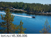 Катер у острова Касьян в Белом море. Стоковое фото, фотограф Давид Мзареулян / Фотобанк Лори