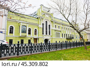 Особняк П. П. Смирнова. Тверской бульвар, дом 18. Поздняя осень. Пасмурный день. Москва. Россия. Редакционное фото, фотограф E. O. / Фотобанк Лори