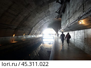 Туннель для входа подводных лодок в подземный комплекс, Балаклава, Крым (2021 год). Редакционное фото, фотограф Free Wind / Фотобанк Лори