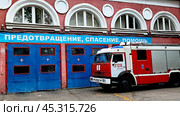 Пожарная машина стоит у ворот гаража пожарной части. 54 - я пожарно - спасательная часть ФПС ПСО Управления ЗАО. Редакционное фото, фотограф Татьяна Бакуменко / Фотобанк Лори