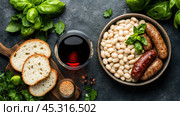 Классическое кассуле с колбасками, белой фасолью, зеленью и красным вином для кулинарного дизайна. Стоковое AI-изображение, AI-художник ФотоИнтеллект / Фотобанк Лори