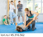Teen girl in gym perform basic elements of krav maga self-defense system. Стоковое фото, фотограф Яков Филимонов / Фотобанк Лори