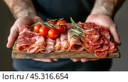 Кулинарное искусство: мясная тарелка с вяленым мясом и свежими помидорами черри для фуд-фотографии. Стоковое AI-изображение, AI-художник ФотоИнтеллект / Фотобанк Лори