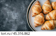 Вкусные французские круассаны на керамической тарелке, плоская выкладка для вдохновения на завтрак. Стоковое AI-изображение, AI-художник ФотоИнтеллект / Фотобанк Лори