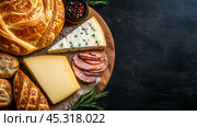 Вкусные пикантные галеты и сырная намазка для гурманов. Стоковое AI-изображение, AI-художник ФотоИнтеллект / Фотобанк Лори