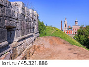Стена старинного Кремля, Успенская церковь, Серпуховский Кремль, Серпухов (2012 год). Стоковое фото, фотограф Baturina Yuliya / Фотобанк Лори