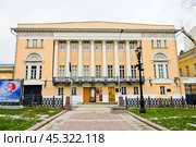 Главный дом городской усадьбы Луниных. Государственный музей искусства народов Востока (Музей восточных культур, Музей Востока). Никитский бульвар, 12А. Пасмурный день. Поздняя осень. Москва. Редакционное фото, фотограф E. O. / Фотобанк Лори