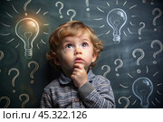 Development and education of children. A thoughtful boy on a dark background with a light bulb and question marks . Brainstorming and the concept of an idea. Стоковое AI-изображение, AI-художник Photojuli / Фотобанк Лори