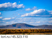 Хакасия, горная гряда Сундуки, Белый Июс (2019 год). Редакционное фото, фотограф Александр Галинский / Фотобанк Лори