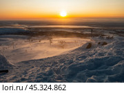 Горнолыжный курорт Большой Вудъявр (Кировск, Мурманская область). Вечерний закатный вид на кресельную канатную дорогу К-4 (2020 год). Редакционное фото, фотограф Сергей Крамарев / Фотобанк Лори