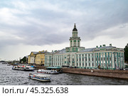 Старинное здание Кунсткамеры (Музей антропологии и этнографии). Город Санкт-Петербург. Университетская набережная, дом 3 (2023 год). Стоковое фото, фотограф Александр Тараканов / Фотобанк Лори