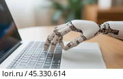 Роботизированная рука, печатающая на клавиатуре ноутбука. Стоковое AI-изображение, AI-художник ФотоИнтеллект / Фотобанк Лори