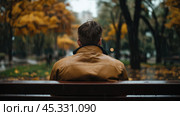 Одиночество осенью: момент размышлений в дождливый день в парке. Стоковое AI-изображение, AI-художник ФотоИнтеллект / Фотобанк Лори