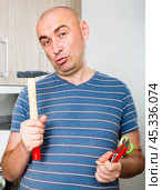 Man posing with hammer in his hands. Стоковое фото, фотограф Татьяна Яцевич / Фотобанк Лори