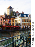 Annecy old town on Thiou river with medieval castle (2021 год). Редакционное фото, фотограф Яков Филимонов / Фотобанк Лори
