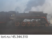 Старый советский паровоз Л-1344 туманным октябрьским утром. Вид сбоку. Сортавала, Карелия. Редакционное фото, фотограф Виктор Карасев / Фотобанк Лори