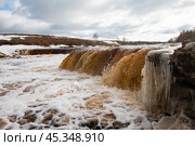 Ленинградская область. Большой Тосненский (Гертовский, Саблинский) водопад ранней весной. Сосульки висят на порогах. Стоковое фото, фотограф Сергей Крамарев / Фотобанк Лори