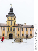 Nesvizh Castle or Nyasvizh Castle. Visitors are in the inner courtyard (2024 год). Редакционное фото, фотограф EugeneSergeev / Фотобанк Лори