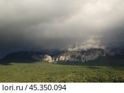 Грозовые облака окутывают горы. Стоковое фото, фотограф Яна Королёва / Фотобанк Лори