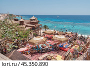 View of popular Farsha Mountain Lounge. Shore of Red Sea in Hadaba district, Sharm El Sheikh, Egypt (2024 год). Редакционное фото, фотограф Ирина Кононова / Фотобанк Лори