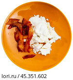 Cottage cheese with sour cream and sliced peach and croissants. Стоковое фото, фотограф Яков Филимонов / Фотобанк Лори
