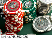 Cards and chips for poker on green table. Стоковое фото, фотограф Сергей Толмачёв / Фотобанк Лори