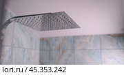 The modern showerhead adds an aesthetic touch to a beautifully designed minimalist bathroom. Стоковое видео, видеограф Ольга Коваленко / Фотобанк Лори