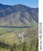 View on winding mountain road Chuya Highway on slopes mountain pass Chike-Taman in Altai. Стоковое фото, фотограф Сергей Пристяжнюк (Serg Zastavkin) / Фотобанк Лори