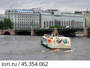 Теплоход "Корюшка" на фоне Сампсониевского моста, Санкт-Петербург (2019 год). Редакционное фото, фотограф Алексей Иванов / Фотобанк Лори