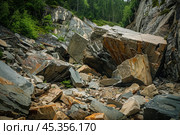 Huge rockfall blocking hiking trail in forest wilderness. Стоковое AI-изображение, AI-художник Иван Рябоконь / Фотобанк Лори
