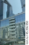 Поездка на Такси по дороге в городе на фоне небоскрёбов Москва-Сити (2024 год). Редакционное видео, видеограф Светлана Акифьева / Фотобанк Лори