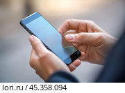 Closeup of male hands using smart phone, blurred trendy background. Man use mobile phone outdoors. Day light. Unrecognizable person touching smartphone screen. Unknown boy holding cellphone outside. Стоковое AI-изображение, AI-художник Марина Демидюк / Фотобанк Лори