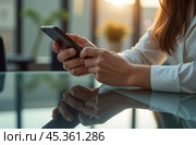 Молодая деловая женщина использует смартфон для решения бизнес задач. Руки девушки в белой рубашке и мобильный телефон крупным планом. Цифровые технологии связи. Стоковое AI-изображение, AI-художник Ирина / Фотобанк Лори