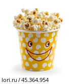 Overflowing popcorn bucket smiling on white background. Стоковое AI-изображение, AI-художник Иван Рябоконь / Фотобанк Лори