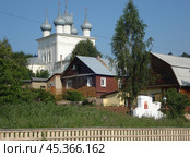 Богоявленский храм в Юрьевце летом 2010 года. До постройки гостиницы. Стоковое фото, фотограф Сергей Расторгуев / Фотобанк Лори