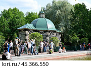 Петродворец (Петергоф, Санкт-Петербург), Беседка "Западный Вольер" (2023 год). Редакционное фото, фотограф Александр Тараканов / Фотобанк Лори