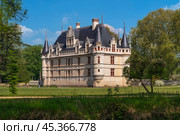 View of the Azay-le-Rideau Castle, a medieval castle above the bend of the Indre river, in the commune of the same name on a sunny summer day, Indre-et-Loire, France. Стоковое фото, фотограф Ula Ulachka / Фотобанк Лори