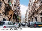 Narrow streets of Algiers. Parking problems. Traditional white stone houses with balconies. Republic of Algeria. Стоковое фото, фотограф Евгений Ткачёв / Фотобанк Лори
