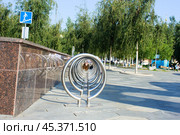 Молодая девушка балуется на стоянке электросамокатов (2024 год). Редакционное фото, фотограф Роман Лукьянов / Фотобанк Лори