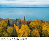 Маяк Тамбиц-Нос. Онежское озеро. Золотая осень. Стоковое фото, фотограф Сергей Цепек / Фотобанк Лори