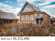 Дом с резными наличниками в селе Дорки Юрьевецкого района (2016 год). Стоковое фото, фотограф Сергей Расторгуев / Фотобанк Лори