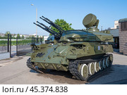 Советская  зенитная самоходная установка 23-4м «Шилка» у здания Музея оружия солнечным июльским днем. Тула (2024 год). Редакционное фото, фотограф Виктор Карасев / Фотобанк Лори