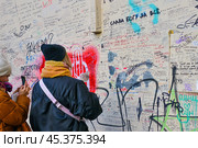 Надписи на стене дома. Вход к Фонтанному дому - музею А.А. Ахматовой. Санкт-Петербург, Литейный пр., 53. Редакционное фото, фотограф Александр Алексеев / Фотобанк Лори