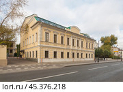 Старинный дом №40 на  ул. Пятницкой в Москве. Редакционное фото, фотограф Владимир Чинин / Фотобанк Лори