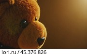 Teddy bear looking right on brown background. Стоковое видео, видеограф Данил Руденко / Фотобанк Лори