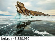 Озеро Байкал зимой и остров Огой в проливе Малое Море. Мыс Дракон. Стоковое фото, фотограф Сергей Крамарев / Фотобанк Лори