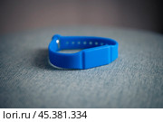 Синий водонепроницаемый бесконтактный RFID браслет. Стоковое фото, фотограф Дорощенко Элла / Фотобанк Лори