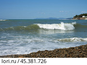 The fresh excitement of the sea surface. A beach with a surging frothy wave in the spray. Copy space. Стоковое фото, фотограф Роман Дзюбало / Фотобанк Лори