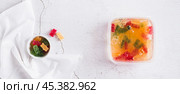 Marmalade candies are infused in lemonade for subsequent freezing top view web banner. Стоковое фото, фотограф Елена Руй / Фотобанк Лори