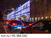 Неглинная улица, дом 18с1 и дом 20, Трубная площадь, дом 2 с вечерней подсветкой. Редакционное фото, фотограф Алёшина Оксана / Фотобанк Лори
